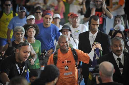 Dias, de laranja, chega cercado pela multidão / Foto: Ivan Padovani